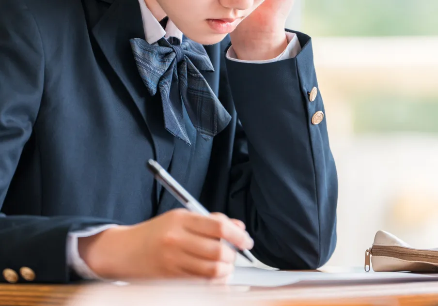 ノートに書き込みながら学習する生徒の様子